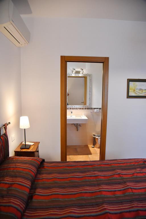 Casa Vacanze Vigna Di Valle Bracciano Szoba fotó